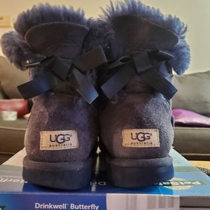 🎀 Navy blue bow uggs 🎀